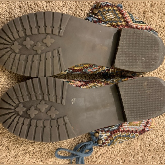 RESTRICTED • Quilted boots - Picture 7 of 9